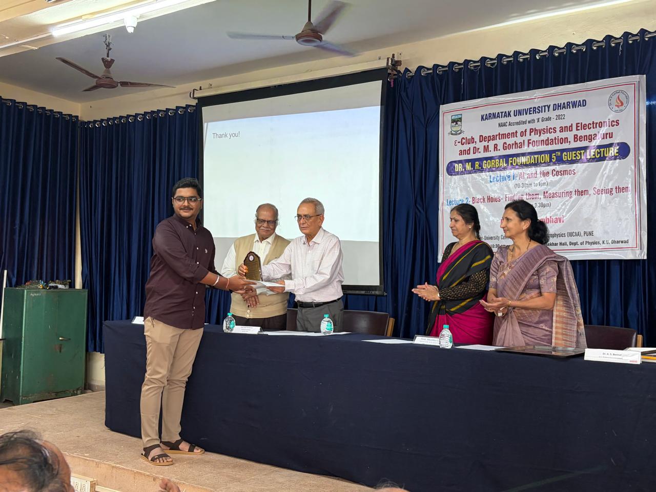 Best project awardees holding certificates